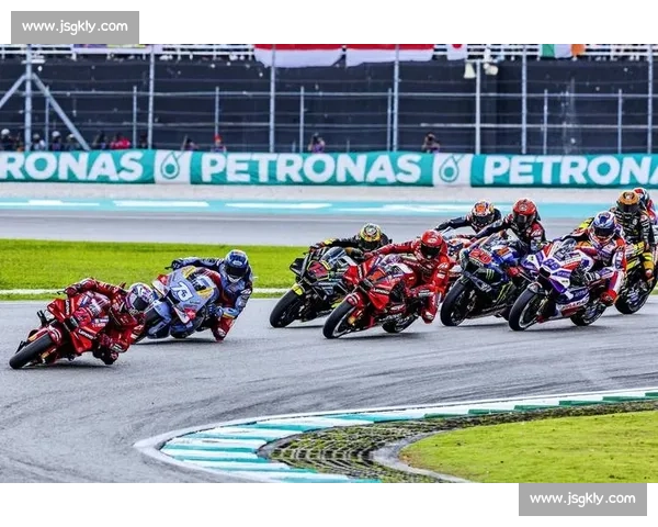 Moto3 马来西亚站出场圈事故:两车手送医,赛事紧急缩减 Moto3 马来西亚站出场圈事故:两车手送医,赛事紧急缩减