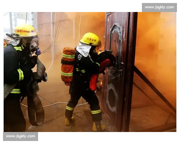 四楼悬窗生死劫！外卖小哥徒手攀楼托举生命