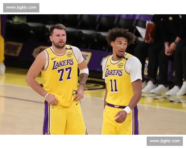 湖人对阵独行侠精彩回放解析巨星对决与关键时刻全纪录战术细节复盘